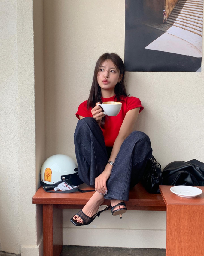 Mẫu giày này ghi điểm ở sự phóng khoáng và trẻ trung, đồng thời tạo điểm nhấn thú vị cho set đồ.