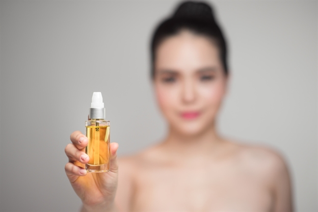  Nên kiểm tra trước khi thoa một sản phẩm mới chứa tinh dầu lên toàn bộ khuôn mặt.