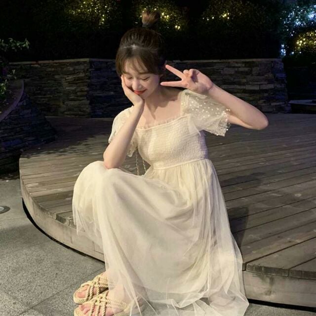 Váy trắng là chân ái của những ngày nắng nóng đỉnh điểm. 