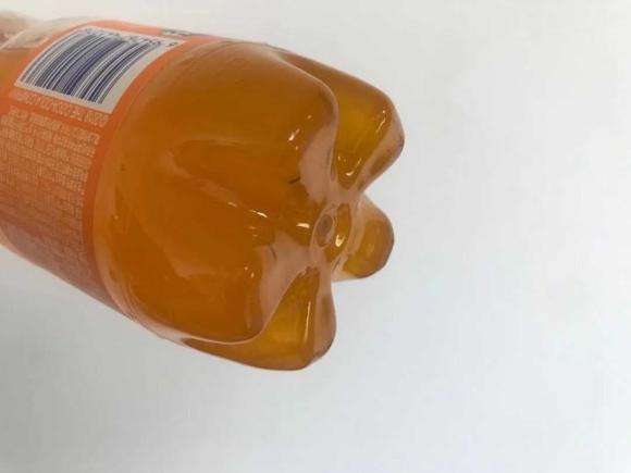 Khi lắp ráp thân chai và đế chai, một số chai có thể xuất hiện khoảng trống do sự co giãn và co lại do thay đổi nhiệt độ, dẫn đến việc rò rỉ nước khi vận chuyển xa, do đó hình dạng hình bông hoa năm cánh đã trở thành lựa chọn phổ biến hiện nay.    