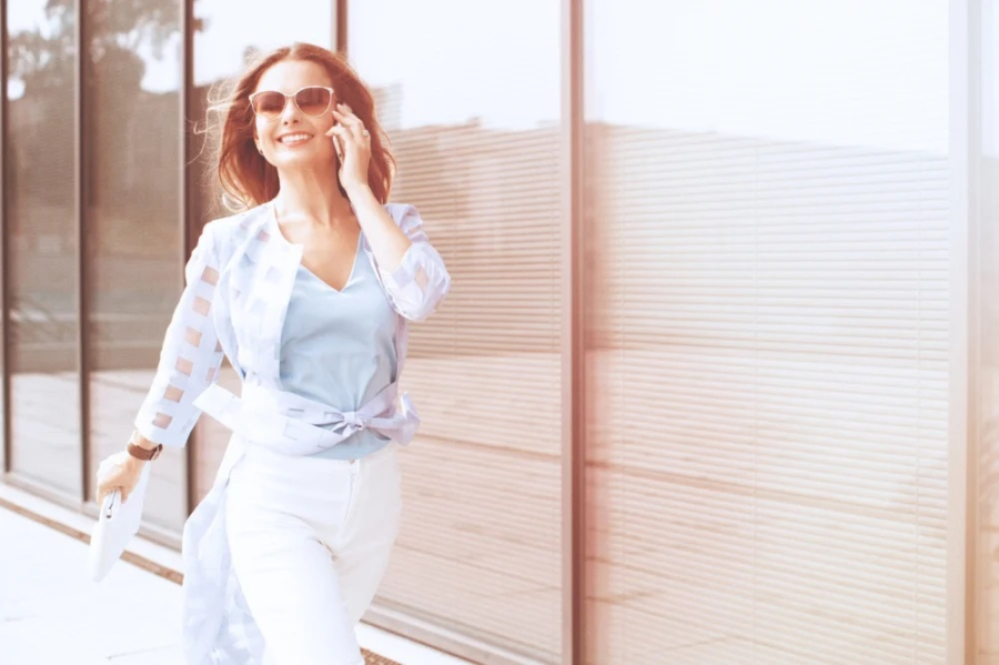 Khi chị em ngẩng cao đầu sải bước tự tin luôn có sức hút đặc biệt với đàn ông. (Ảnh minh họa)