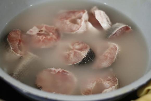 Một trong những phương pháp hiệu quả để loại bỏ mùi tanh của cá là sử dụng nước vo gạo để rửa cá.