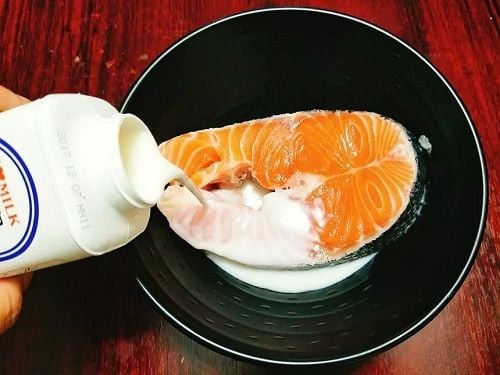 Một phương pháp phổ biến để loại bỏ mùi tanh và tăng hương vị cho món cá của bạn là ngâm cá trong sữa tươi không đường khoảng 15-20 phút.