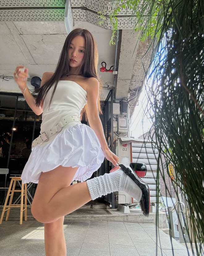 Set all-white phối chân váy bí trắng đơn giản cùng áo tube top