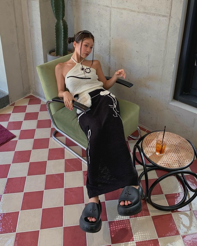  Cô không ngần ngại thử nghiệm phối hợp các kiểu phụ kiện lạ mắt để cho ra những outfit đẹp và mới lạ.