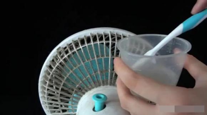  Khuấy hỗn hợp bằng bàn chải đánh răng cho tan đều. 