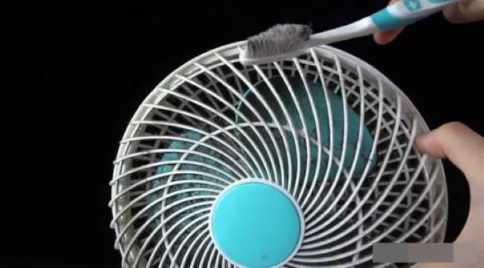 Bạn chỉ cần chải dọc theo kết cấu của vỏ lưới và vệ sinh quạt