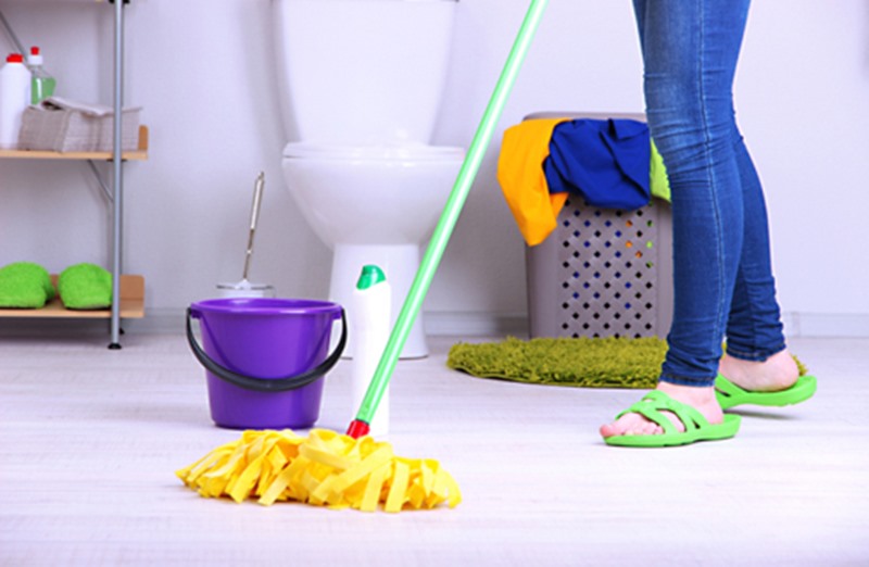 Bạn còn có thể thêm một ít dầu gió vào thùng nước lau sàn nếu như bạn thích hương thơm của dầu gió