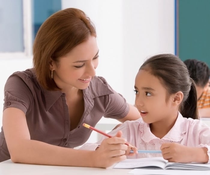Hãy để trẻ tự làm bài, cha mẹ chỉ nên hướng dẫn tháo gỡ những khó khăn cho trẻ. (Ảnh minh họa)