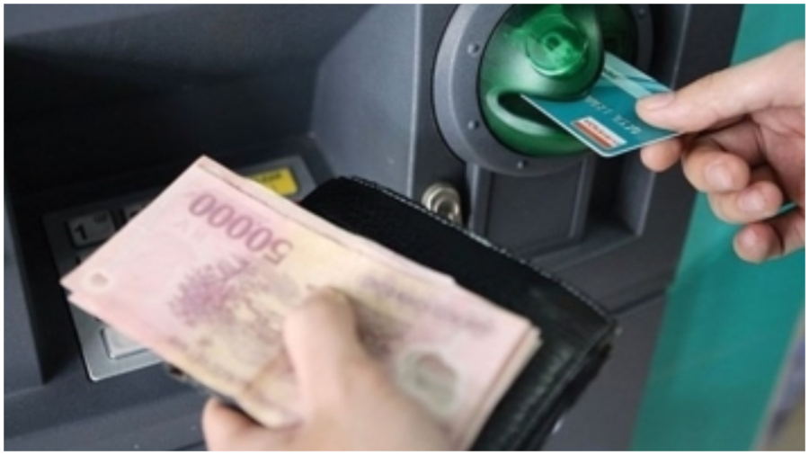 Rút tiền không nhả làm gì để không mất tiền oan