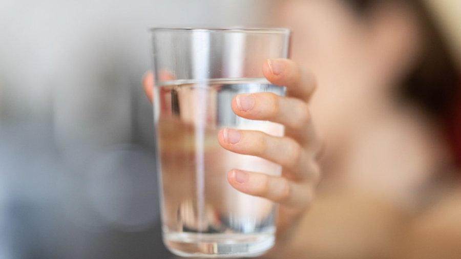 Uống nước cũng giúp đào thải nồng độ cồn