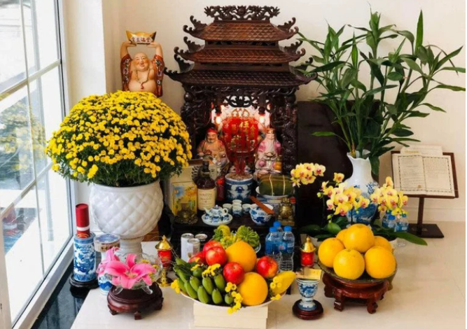 Bất kể vị trí nào, bàn thờ Thần Tài cần được bố trí trong không gian thoáng mát, khô ráo, tránh để ánh sáng trực tiếp chiếu vào hoặc bị ứ đọng nước. 