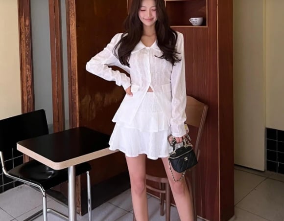 Sự kết hợp giữa áo sơ mi xẻ tà và chân váy ngắn xếp tầng giúp style mùa hè thêm phá cách. Công thức trên còn tôn lên nét quyến rũ của người mặc.     