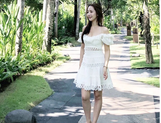 Mẫu váy trễ vai nổi bật và điệu đà dù mang tông màu trắng trang nhã.   