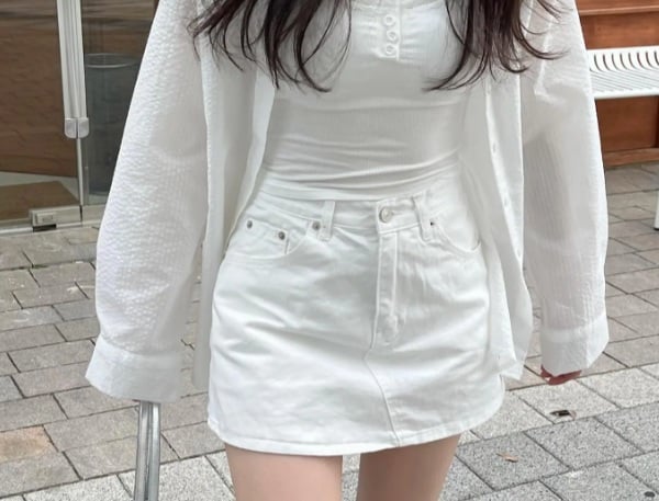 Đừng bỏ qua những set đồ áo sơ mi trắng dáng suông, áo dệt kim và chân váy trắng toát lên sự nữ tính, phóng khoáng.