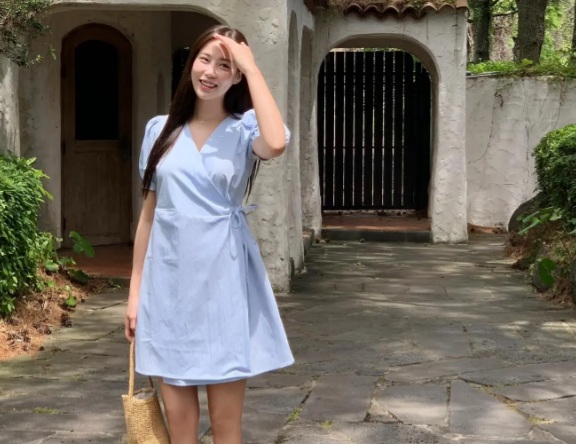 Các nàng có thể làm mới style mùa hè với váy ngắn xanh nổi bật nhưng vẫn dịu dàng, trang nhã.