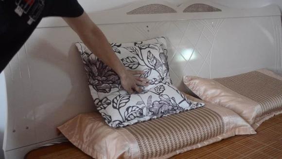 Việc đầu giường cần kê sát tường không chỉ là vấn đề thẩm mỹ mà còn có những lý do phong thủy và thực tế sử dụng