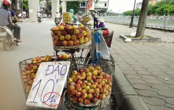 Khi đi mua hàng tại quầy hàng rong, hãy thử đặt điện thoại di động hoặc đồ dùng cá nhân khác của bạn lên cân điện tử của người bán và xem trọng lượng hiển thị.    