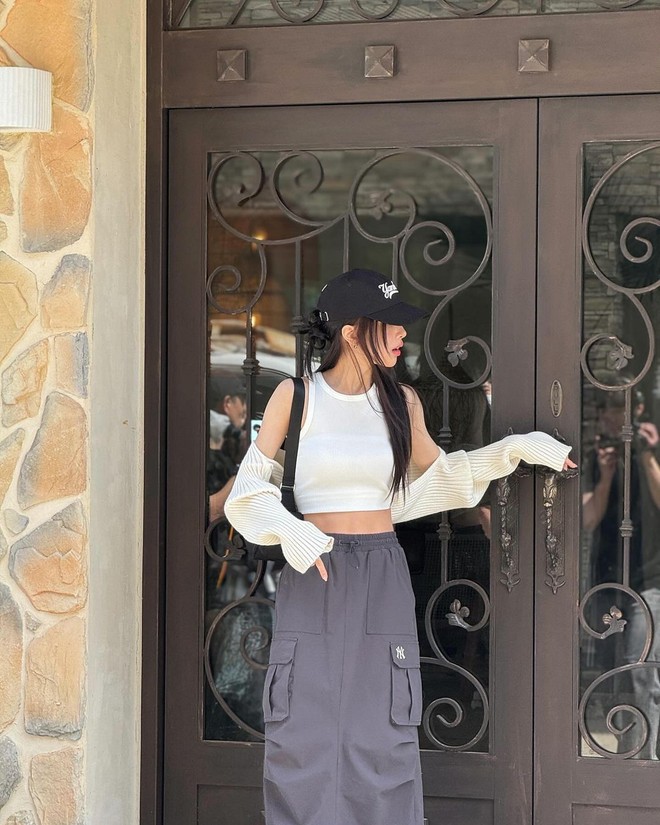 Muốn hack tuổi thì không thể thiếu set đồ năng động, thoải mái là áo tank top mix cùng quần cargo vải dù.
