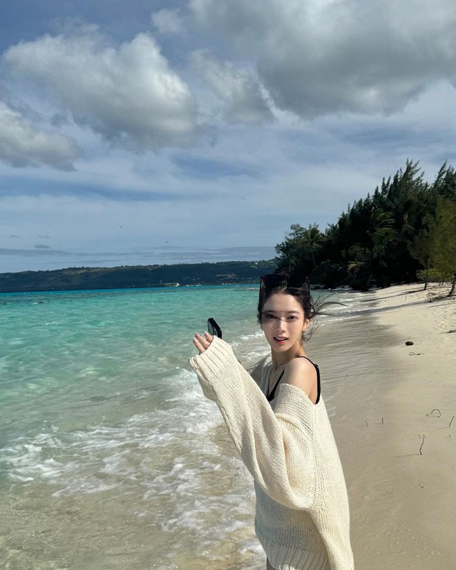 Ngoài áo sơ mi thì có lẽ áo len dệt kim cũng là 1 item ưa thích.