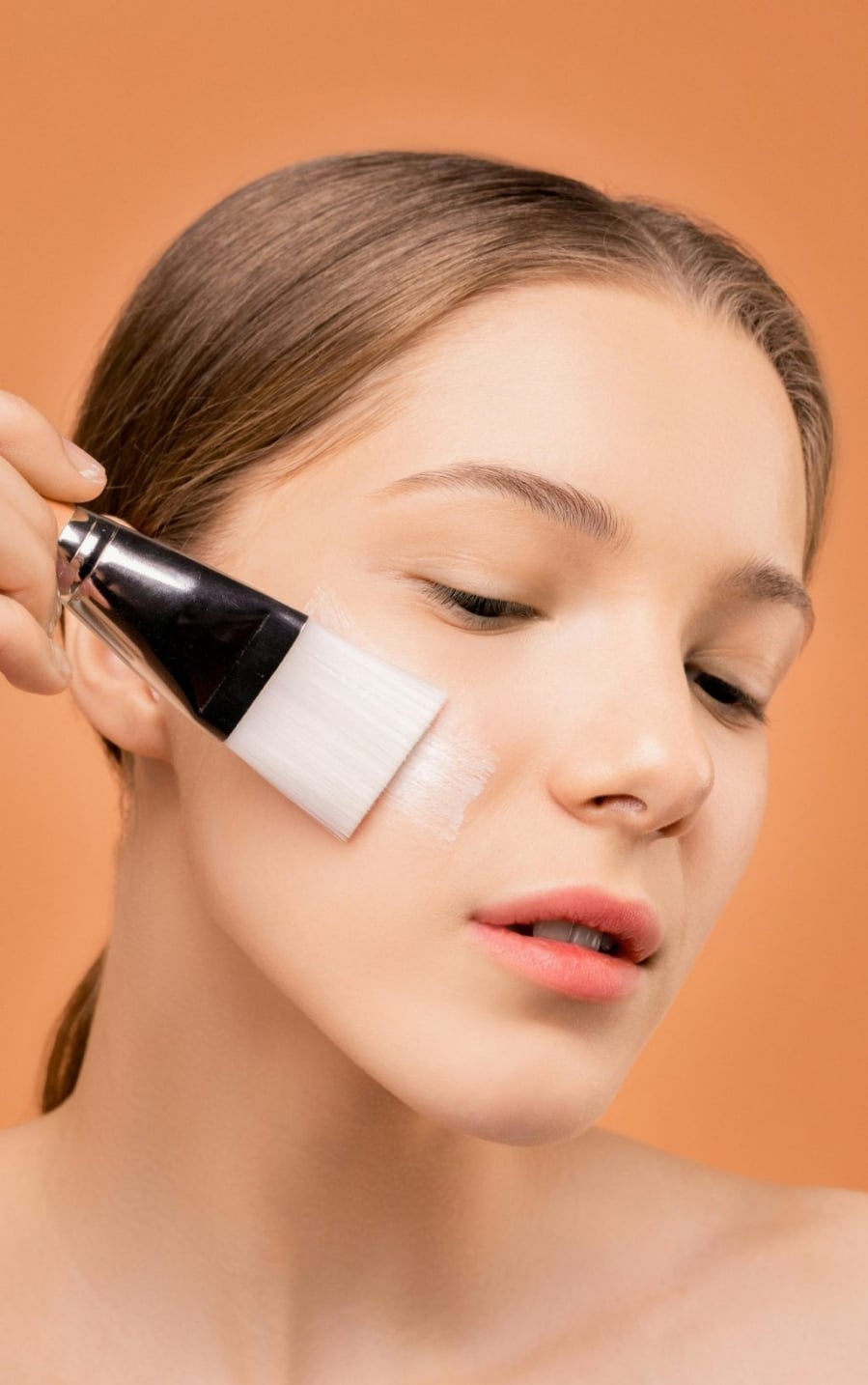 Peel da là một phương pháp sử dụng các hợp chất hóa học tự nhiên tác động lên bề mặt da giúp loại bỏ tế bào chết trên bề mặt, thúc đẩy tái tạo da.    