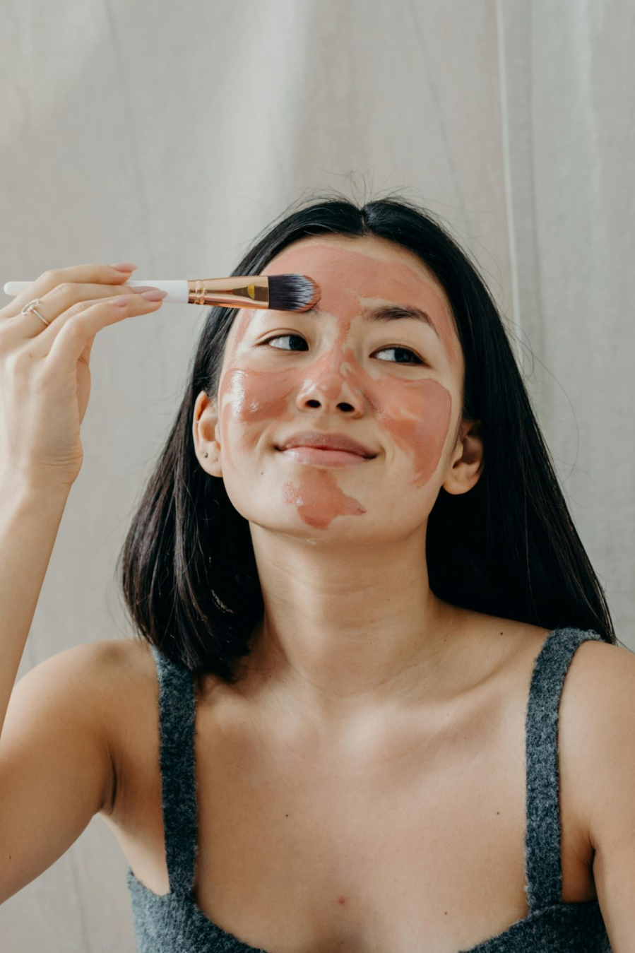 Có thể thấm khăn đá lạnh rồi chườm nhẹ nhàng lên từng vùng da.