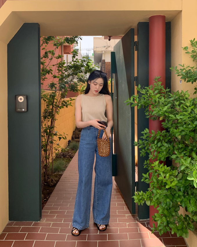 Công thức áo hai dây màu be và quần jeans ống suông đơn giản nhưng vẫn đảm bảo vẻ ngoài sành điệu. 