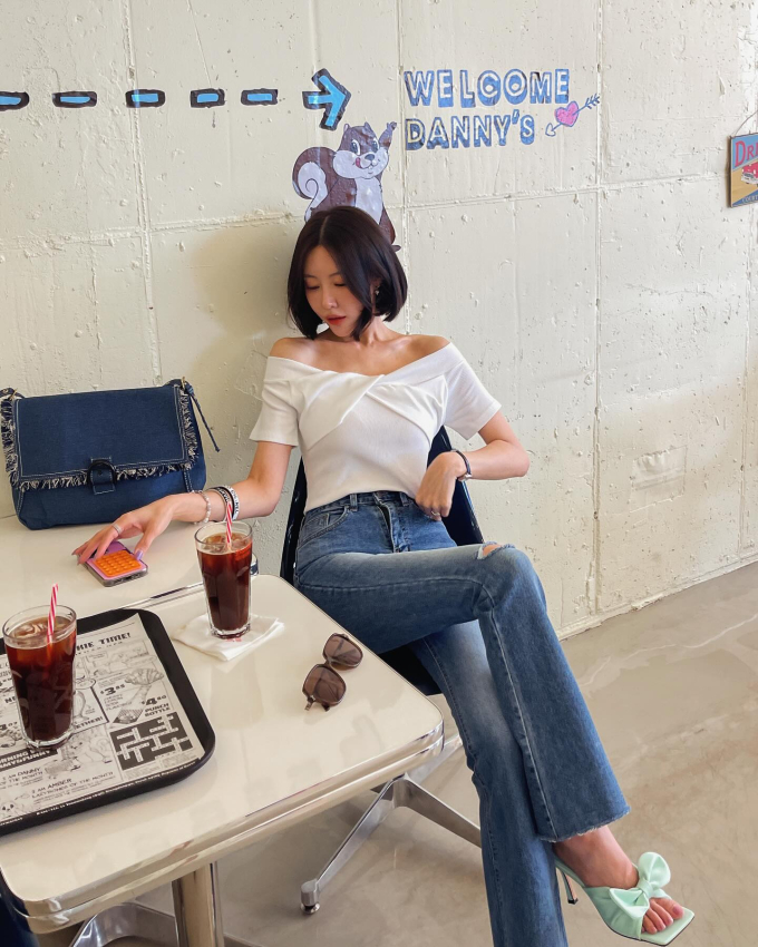 Mẫu áo trễ vai mang đến nét quyến rũ của người mặc.