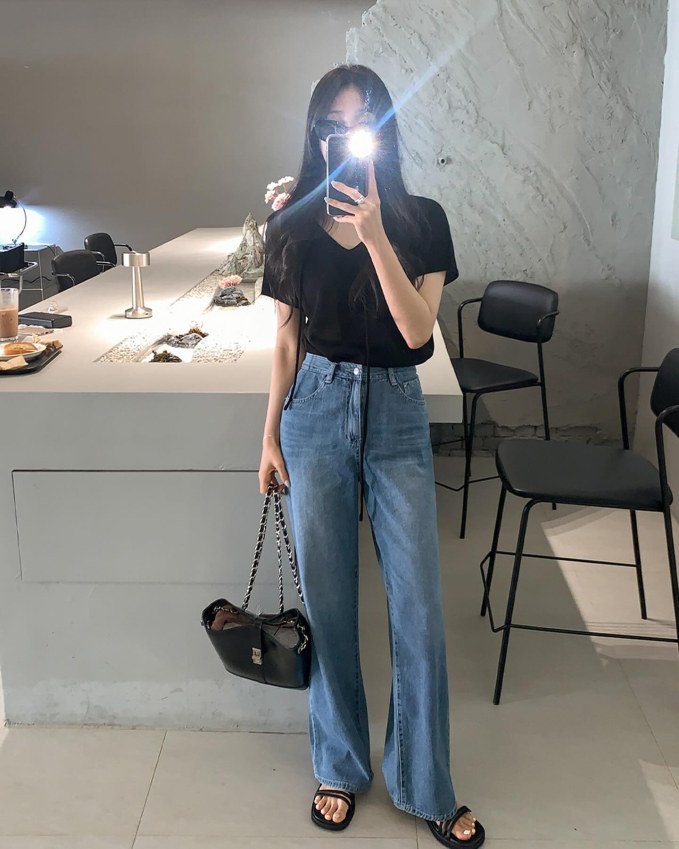 Áo thun mang tông màu đen kết hợp mẫu áo này cùng quần jeans xanh cũng là combo quen thuộc. 