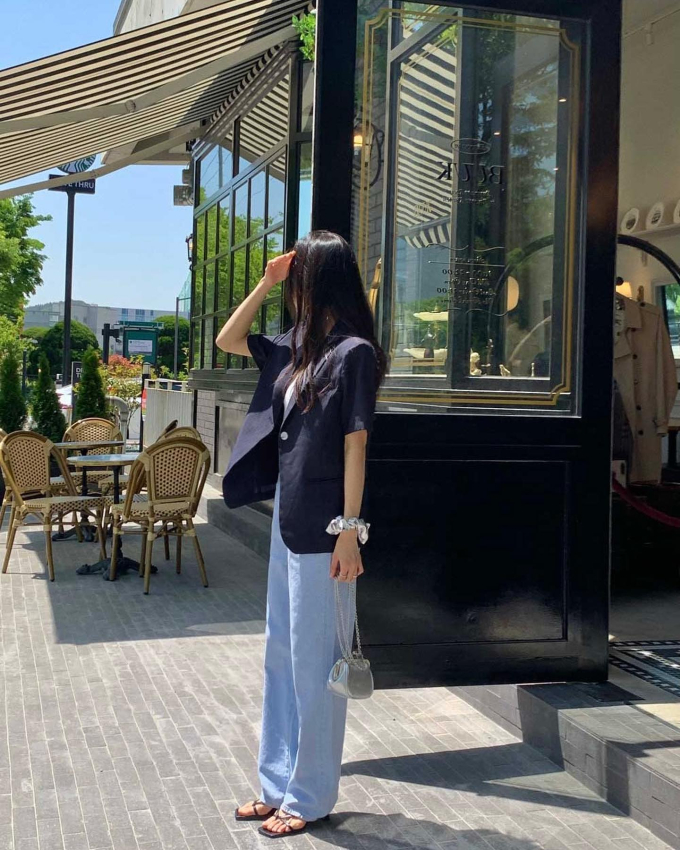 Kết hợp sandal quai mảnh với quần jeans ống suông, các nàng sẽ kéo Shbet888 phiên bản mới nhất miên man.