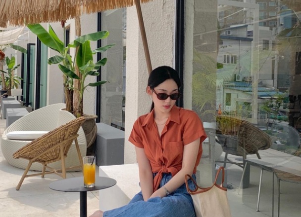 Kết hợp kiểu áo này với quần jeans ống suông. Set đồ trên phù hợp để áp dụng trong chuyến du lịch và các quý cô nên chọn dép lê thoải mái khi hoàn thiện outfit.    