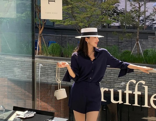 Sự kết hợp giữa quần short và áo sơ mi tạo điểm nhấn sang chảnh, đồng thời tôn lên vóc dáng thanh thoát của chân.