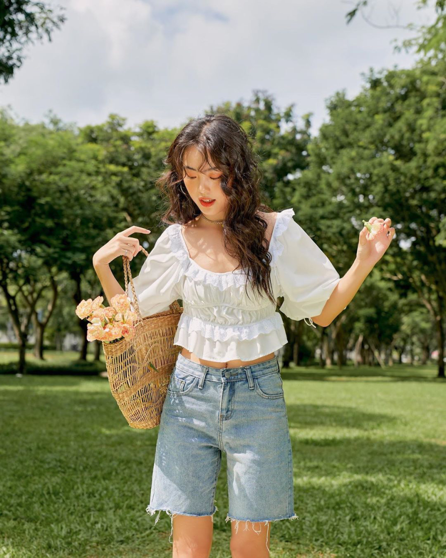 Chi tiết ren, bèo nhún hay sọc ngang sẽ tạo nên sự nữ tính và dịu dàng cho chủ nhân.