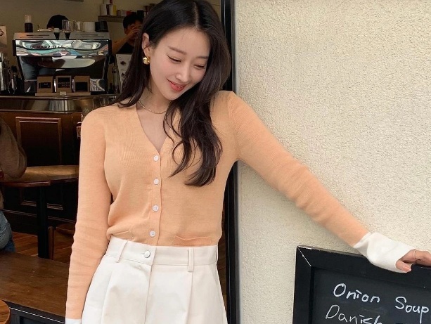 Mix áo dệt kim với quần short sẽ tạo nên sự cân bằng hoàn hảo 
