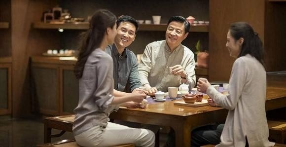 Khi người già sống hòa hợp với con cháu, họ có thể dễ dàng bị mất đi khả năng phân tích sâu sắc và chìm đắm vào những vấn đề bề ngoại, khiến họ trở nên khó tính.