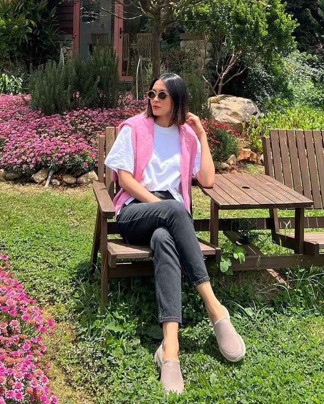 Cô còn khéo léo tô điện chiếc áo tone hồng khoác vai hờ hững, cộng thêm phụ kiện kính mắt là đã trông 