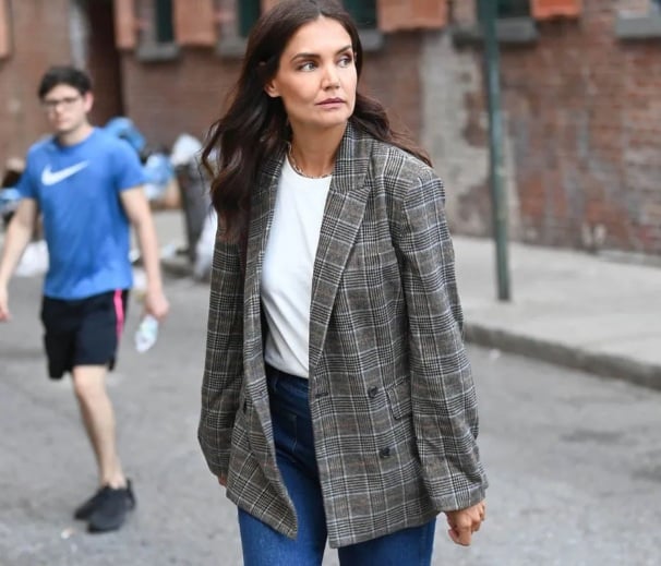 Các món đồ  không bao giờ lỗi mốt như áo thun trắng, quần jeans xanh và áo blazer kẻ.