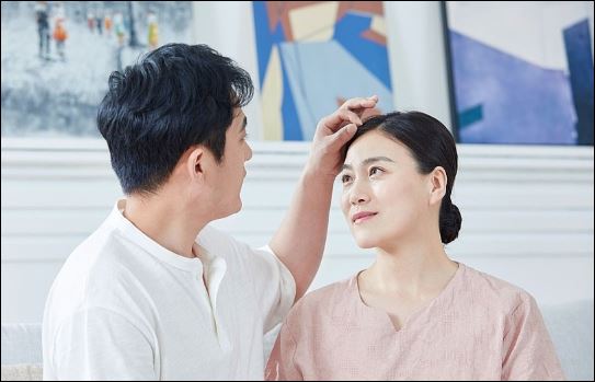 Nếu có thể, hãy dành lời khen cho nửa kia khi có bạn bè, hoặc người thân của bạn. (ảnh minh họa)