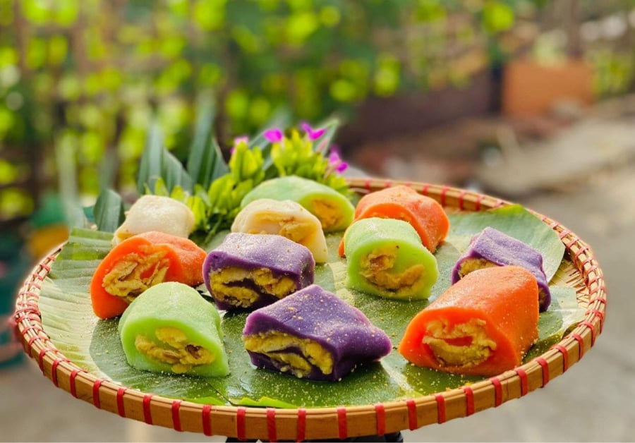 Khi cắn một miếng bánh dày, bạn sẽ cảm nhận ngay độ dai dai, ngòn ngọt và chút béo ngậy, khiến bạn ăn hoài không chán