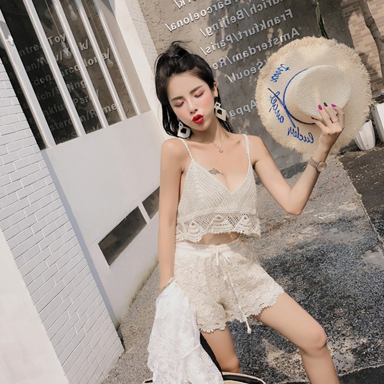Áo 2 dây nữ hay còn gọi là áo tank top, đa dạng kiểu dáng cùng chất liệu.