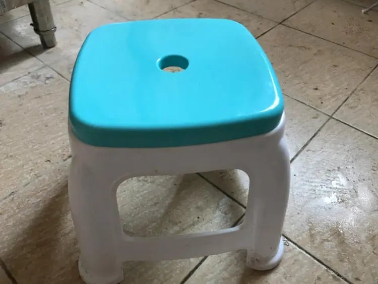 Lỗ tròn nhỏ ở phần mặt ghế nhựa giúp quá trình sử dụng được thuận tiện hơn, vận chuyển, tháo lắp dễ dàng, tiết kiệm nguyên liệu và chịu lực 