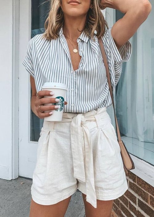 Kết hợp quần shorts linen với áo sơ mi, áo thun là các nàng có ngay set đồ đi làm rồi. 
