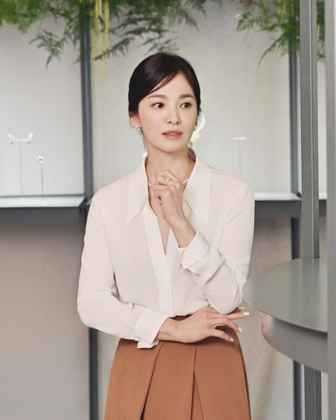 Combo áo sơ mi trắng và chân váy màu be rất dịu dàng.