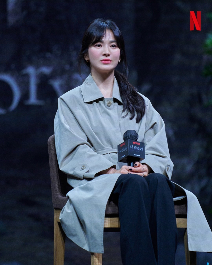 Áo trench coat là món thời trang mùa đông luôn chuẩn mốt. 
