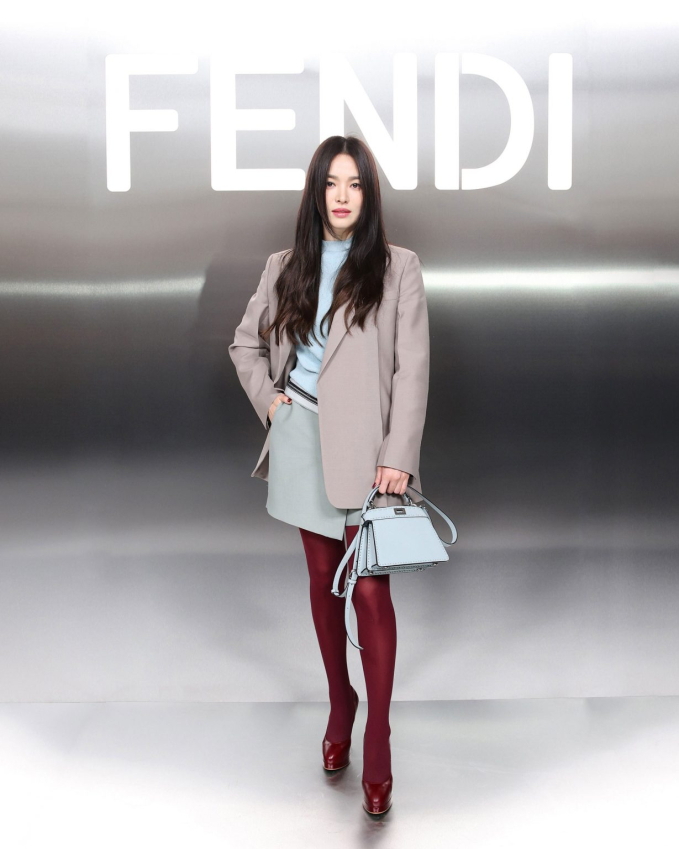 Các món đồ này tạo sự thú vị cho outfit nhưng vẫn đảm bảo nét hài hòa, sang trọng.