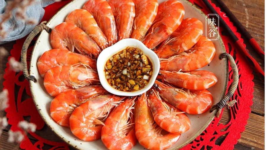 Để món tôm luộc thơm ngon, điều quan trọng đầu tiên là phải chọn được tôm tươi