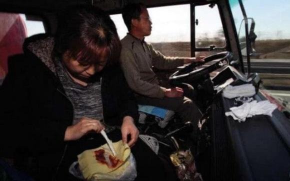 Trong một không gian hạn chế và đôi khi thiếu sự tiện nghi, việc có một người phụ nữ bên cạnh có thể là một lựa chọn để làm cho Shbet16 chơi game trực tuyến trở nên dễ chịu hơn. 