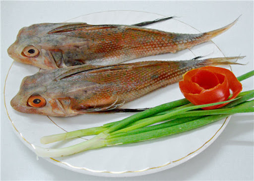 Điều đặc biệt ở cá tắc kè là không cần làm ruột và mang, chỉ cần rửa sạch, để ráo nước rồi đặt vào vỉ để hấp hoặc nướng