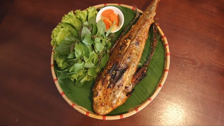 Món cá tắc kè nướng có thể được thưởng thức cùng rau gia vị và nước mắm chua ngọt, thêm chút gừng để tăng thêm hương vị