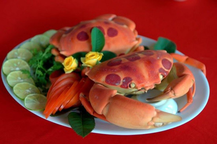 Tên gọi độc đáo của loài cua này bắt nguồn từ những hình tròn màu đỏ đậm trên lưng, pha lẫn sắc hồng tươi, trông giống như mặt trăng